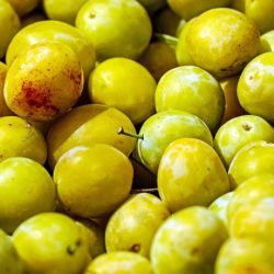 Fruta amarilla pequeÃ±a con hueso