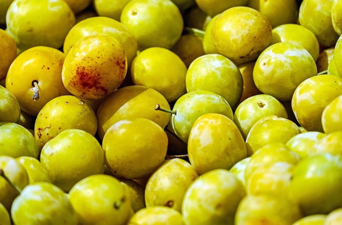 Fruta amarilla pequeÃ±a con hueso